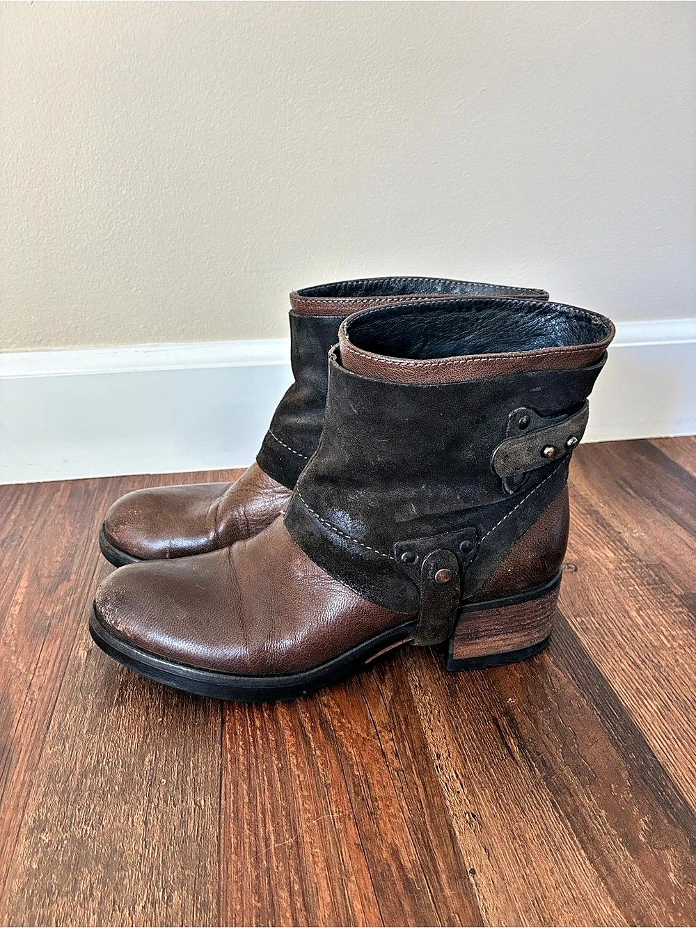 Vera Wang Two-Tone Moto Ankle Boots Sz 8 Buckle Suede Leather